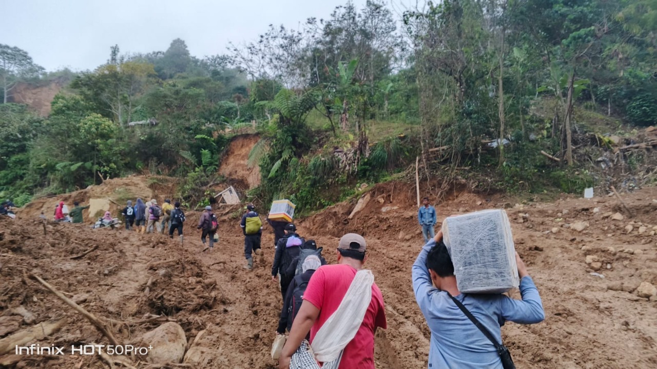 Dua unit perangkat Starlink yang ARM HA-IPB sediakan untuk membantu membuka jaringan telekomunikasi di Kabupaten Bener Meriah, Provinsi Aceh, akhirnya berhasil dibawa via darat menembus Bener Meriah, Aceh.