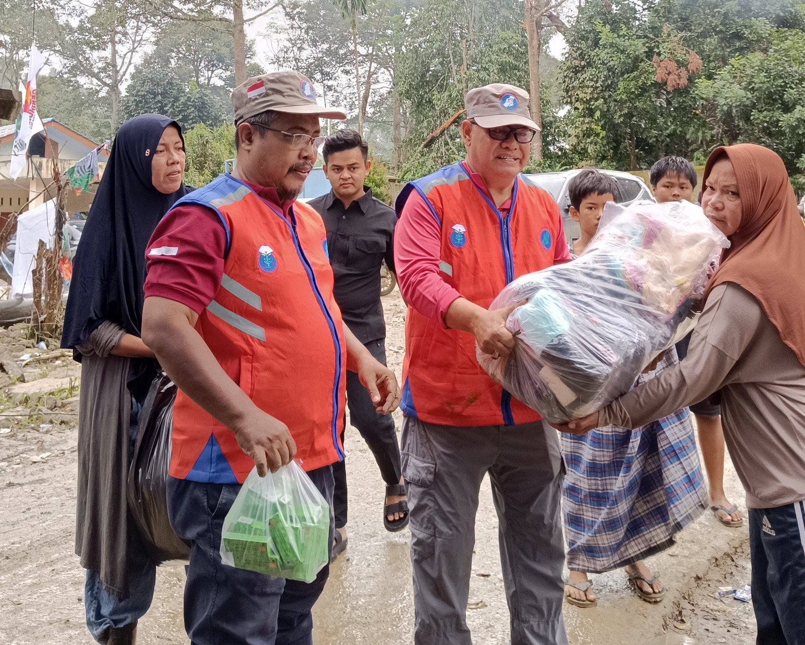 ARM HA-IPB SALURKAN BANTUAN BUAT PENYINTAS BANJIR DI LUBUK SIDUP, ACEH TAMIANG