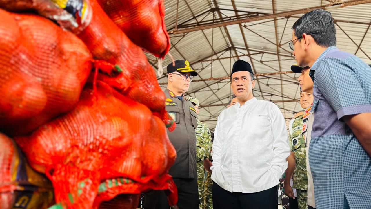 Mentan Amran Sidak 133,5 ton Bawang Bombay Selundupan Berpenyakit : “Tidak Ada Ampun, Usut Sampai Akar”