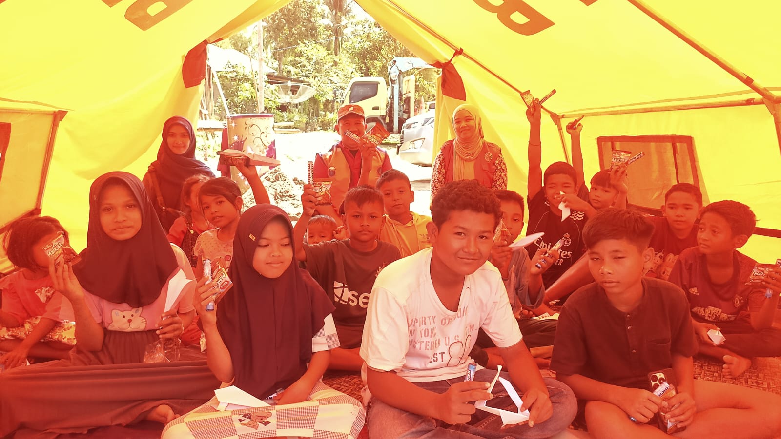 ARM HA-IPB HIBUR ANAK-ANAK PENYINTAS BANJIR DI POSKO COT ARA, BIREUEN