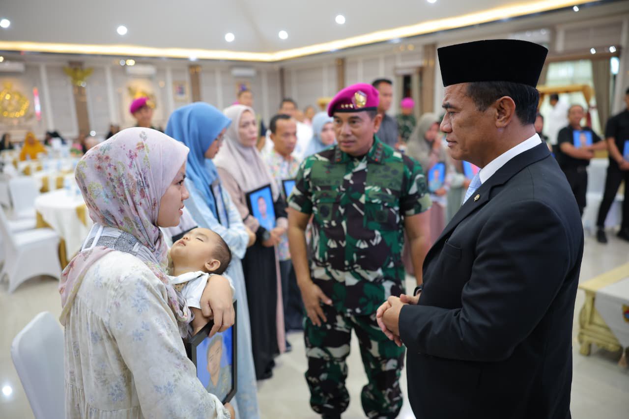 Mentan Amran Tunjukkan Kepedulian, Serahkan Santunan untuk Keluarga Prajurit Marinir yang Gugur