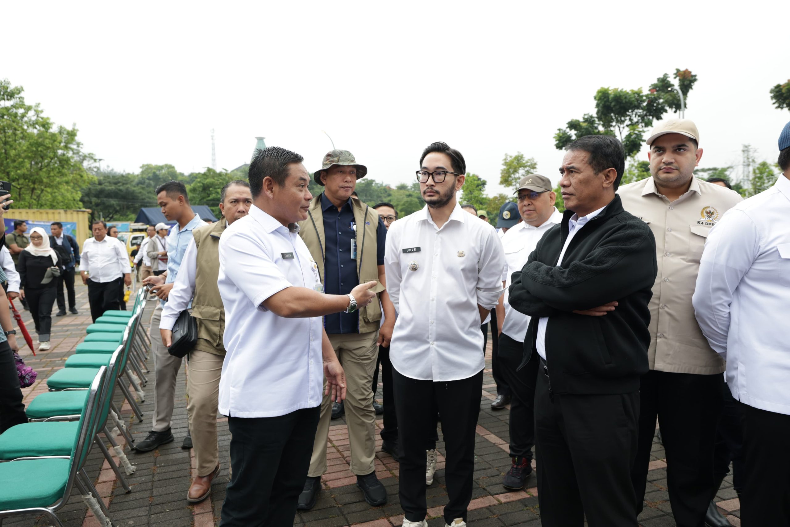 Turun Langsung ke Cisarua, Mentan Amran Salurkan Bantuan dan Dorong Perubahan Pola Tanam