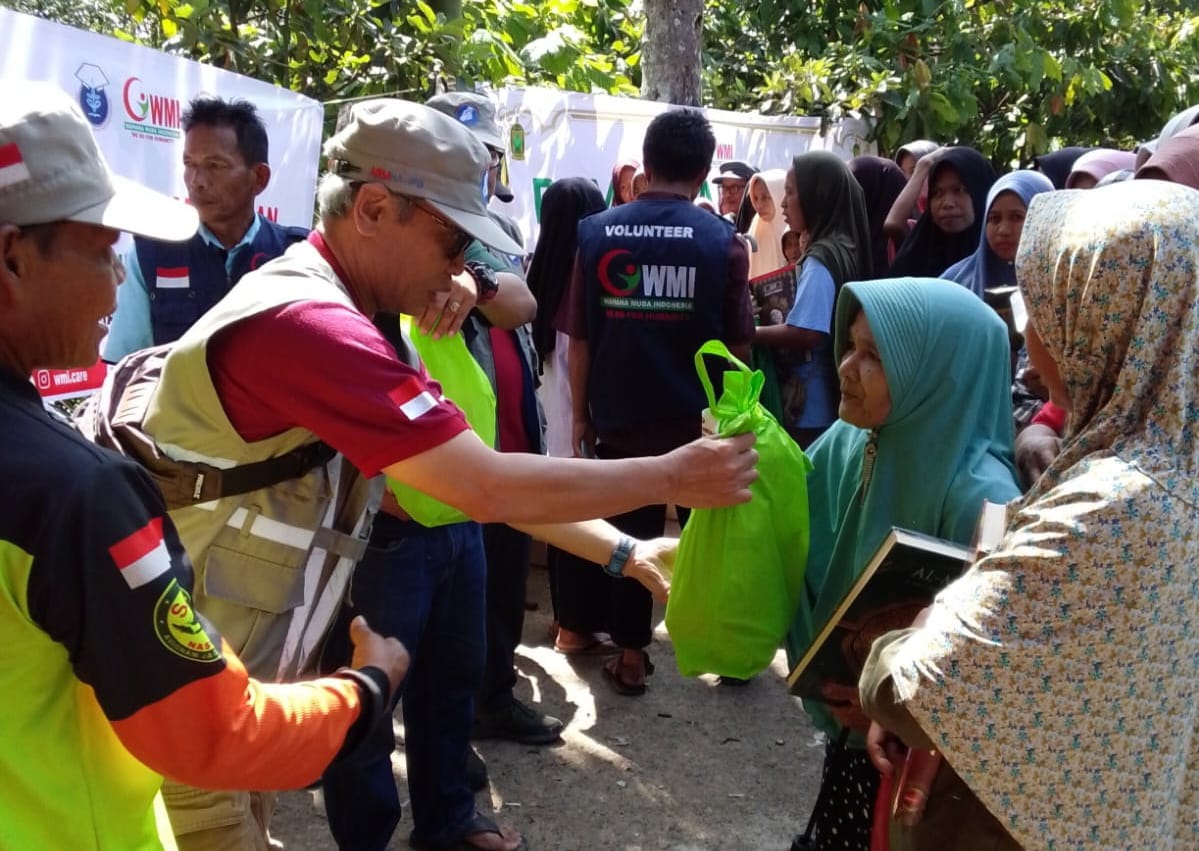 ARM HA-IPB SALURKAN 320 PAKET BINGKISAN RAMADHAN UNTUK PENYINTAS BANJIR BANDANG DI JORONG LABUAH, KABUPATEN AGAM