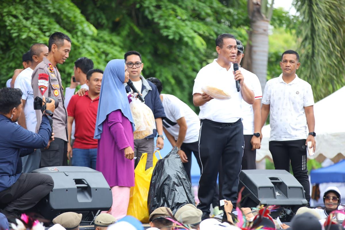 Sentuhan Nyata untuk Rakyat Kecil: Mentan Amran Bantu Modal Rp20 Juta untuk Pedagang Kerupuk di Bone