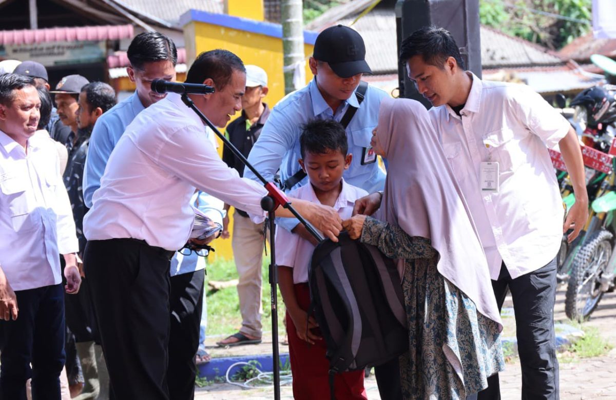 Bawa Harapan di Lokasi Terdampak Bencana, Mentan Amran Beri Rp1 Miliar untuk Anak Yatim dan Janda