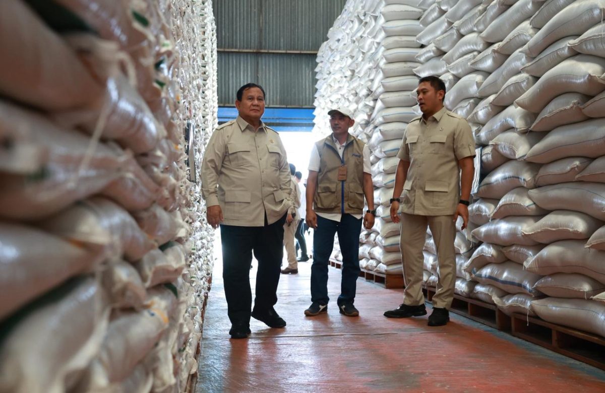 Wamentan Sudaryono Dampingi Presiden Sidak Gudang Bulog Danurejo, Pastikan Stok Beras Aman