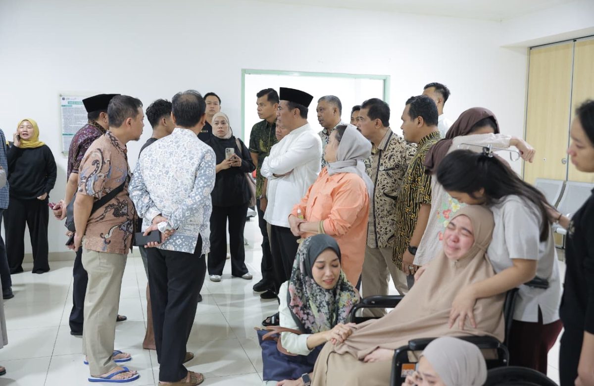 Mentan Amran Jadi Pelayat Pertama dan Antar Jenazah Anggota IV BPK RI Haerul Saleh dari RSUD Pasar Minggu