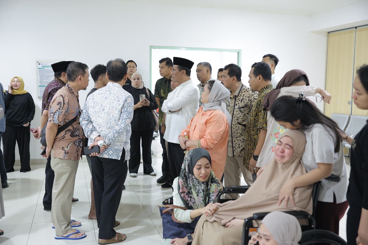 Mentan Amran Jadi Pelayat Pertama dan Antar Jenazah Anggota IV BPK RI Haerul Saleh dari RSUD Pasar Minggu
