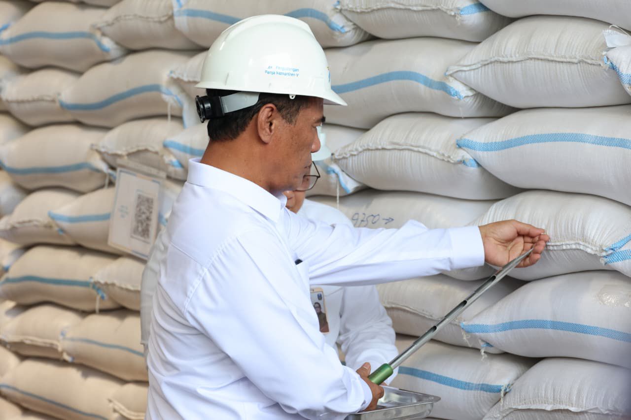 Mentan Amran Pastikan Stok Beras Nasional Aman, Gudang Bulog Penuh, Stok 5,3 Juta Ton