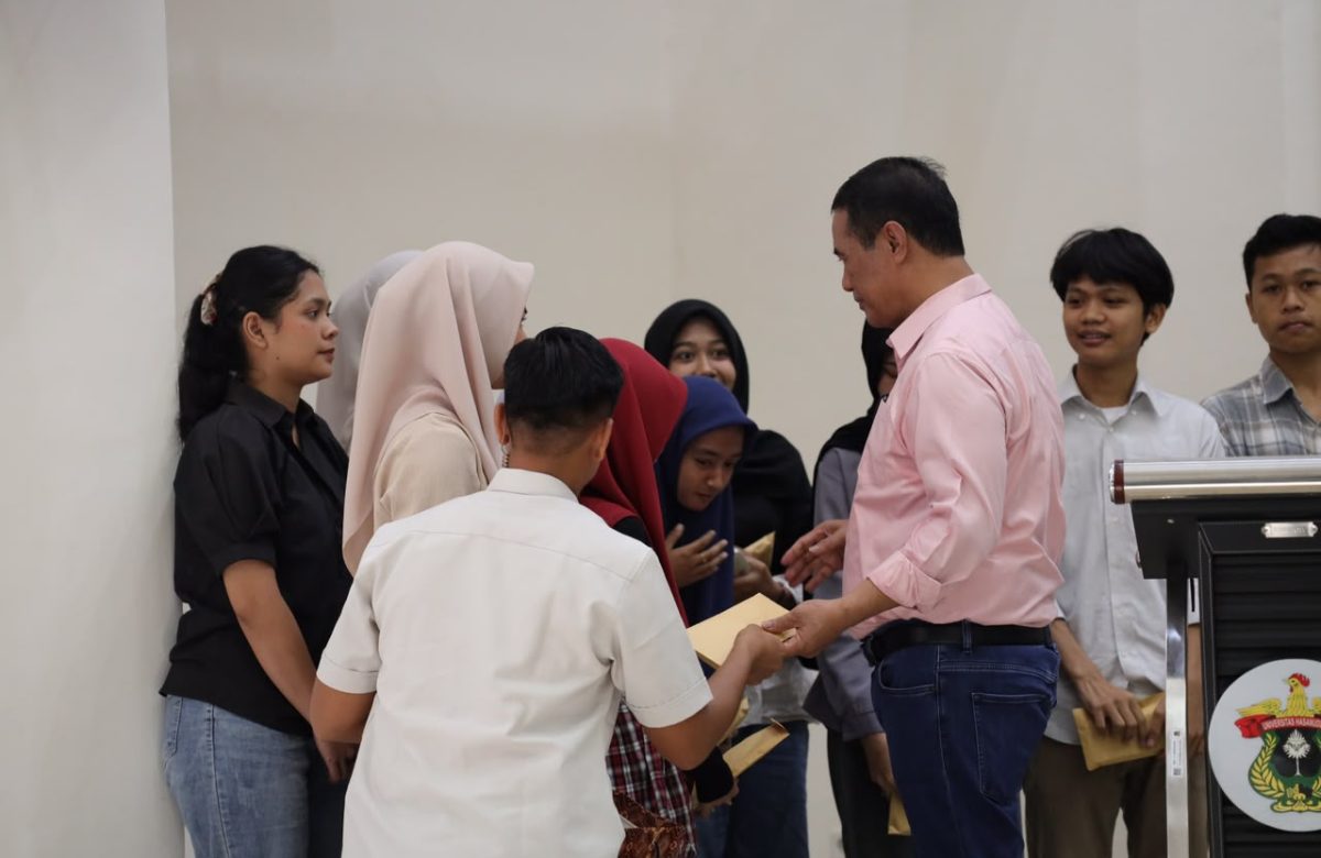 Gaji Dosen Mentan Amran Diserahkan ke Mahasiswa Yatim Piatu