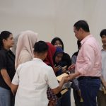 Gaji Dosen Mentan Amran Diserahkan ke Mahasiswa Yatim Piatu