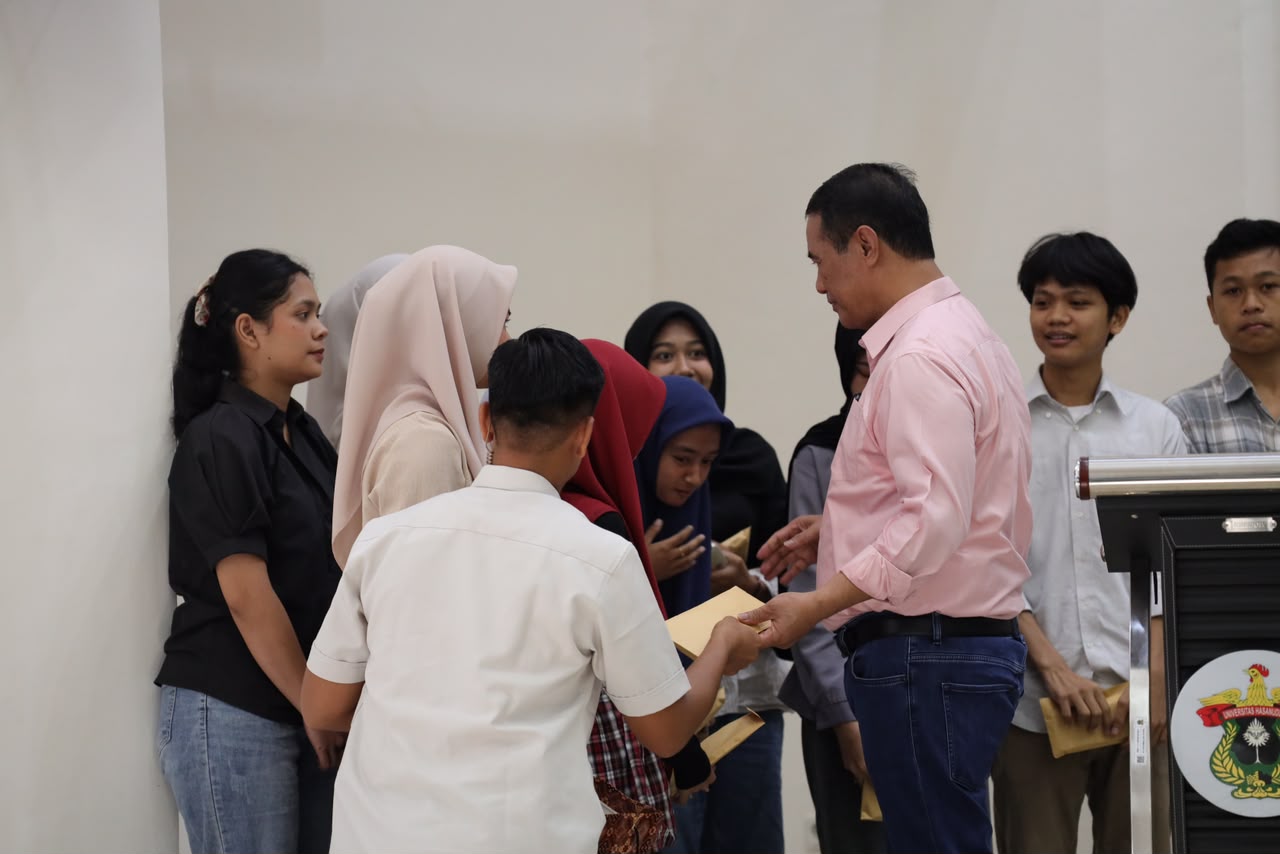Gaji Dosen Mentan Amran Diserahkan ke Mahasiswa Yatim Piatu