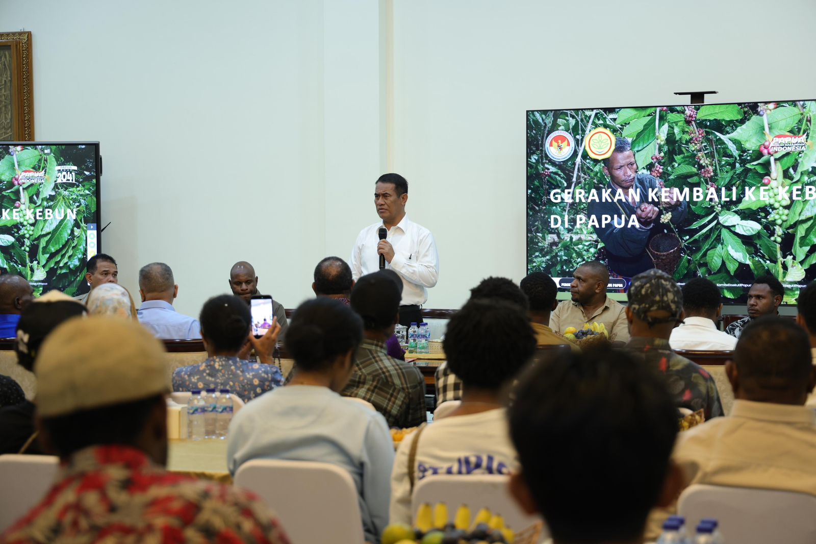 Mentan Amran Bersama 150 Mahasiswa Papua Gagas Gerakan Kembali Berkebun