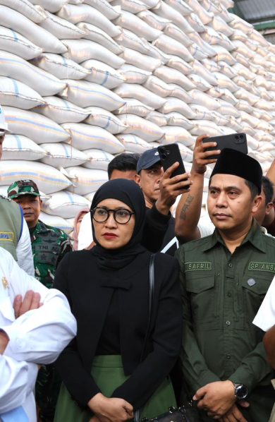 Mentan Amran Bersama Mahasiswa, Guru Besar, dan Pakar Pertanian Tinjau Gudang Bulog Jawa Timur: Hasilnya Luar Biasa!